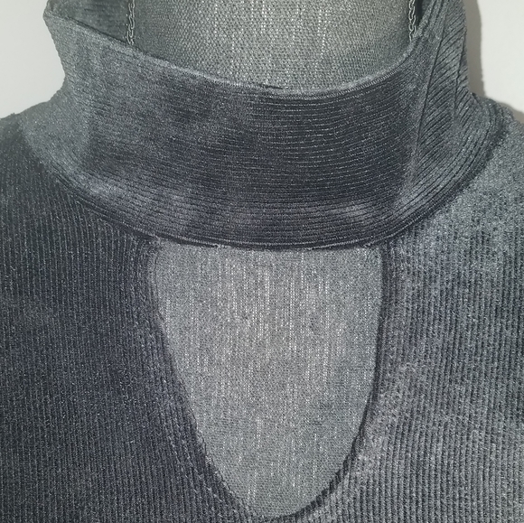 SLEEK BLACK RIBBED TOP WITH COLLAR CUTOUT - Picture 5 of 8